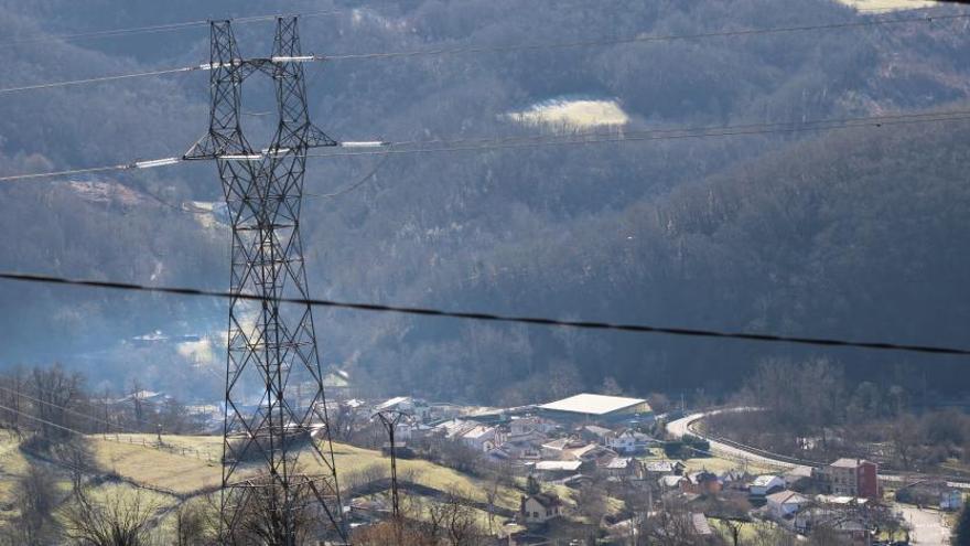 Una torre de la línea Sama-Velilla situada en el entorno de Campiellos, con la localidad de Rioseco al fondo. | L. M. D.