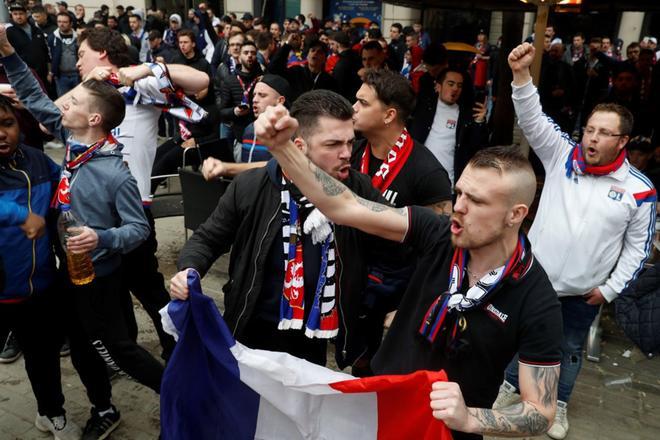 Varios centenares de seguidores radicales del Olympique Lyon se han concentrado en la plaza Artós de Barcelona desde donde se dirigirán al Camp Nou para presenciar el partido de vuelta de octavos de final de la Liga de Campeones donde los franceses s