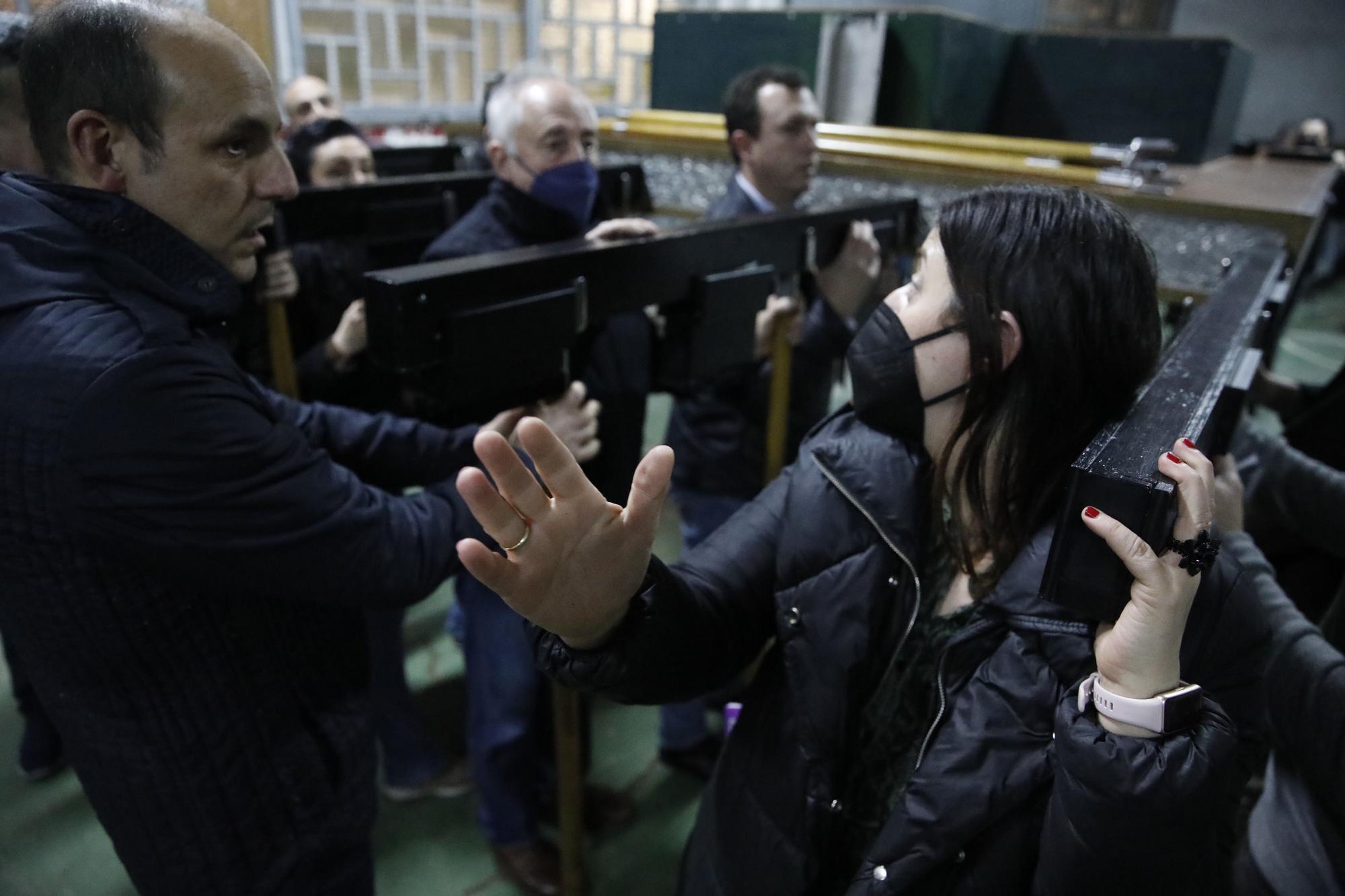 En imágenes: así se preparan en la cofradía de la Santa Vera Cruz de Gijón para las procesiones