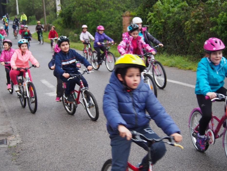 Los alumnos del Colegio Santa Bárbara de Lugones celebran el Día Mundial de la Bicicleta junto a Chechu Rubiera y Ángel García