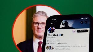 Archivo - El primer ministro de Reino Unido, Keir Starmer, y un teléfono móvil con la cuenta de Elon Musk en X