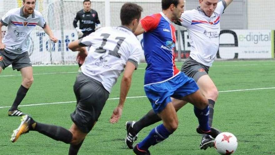 Aimar controla el balón ante dos futbolistas del Ceares.