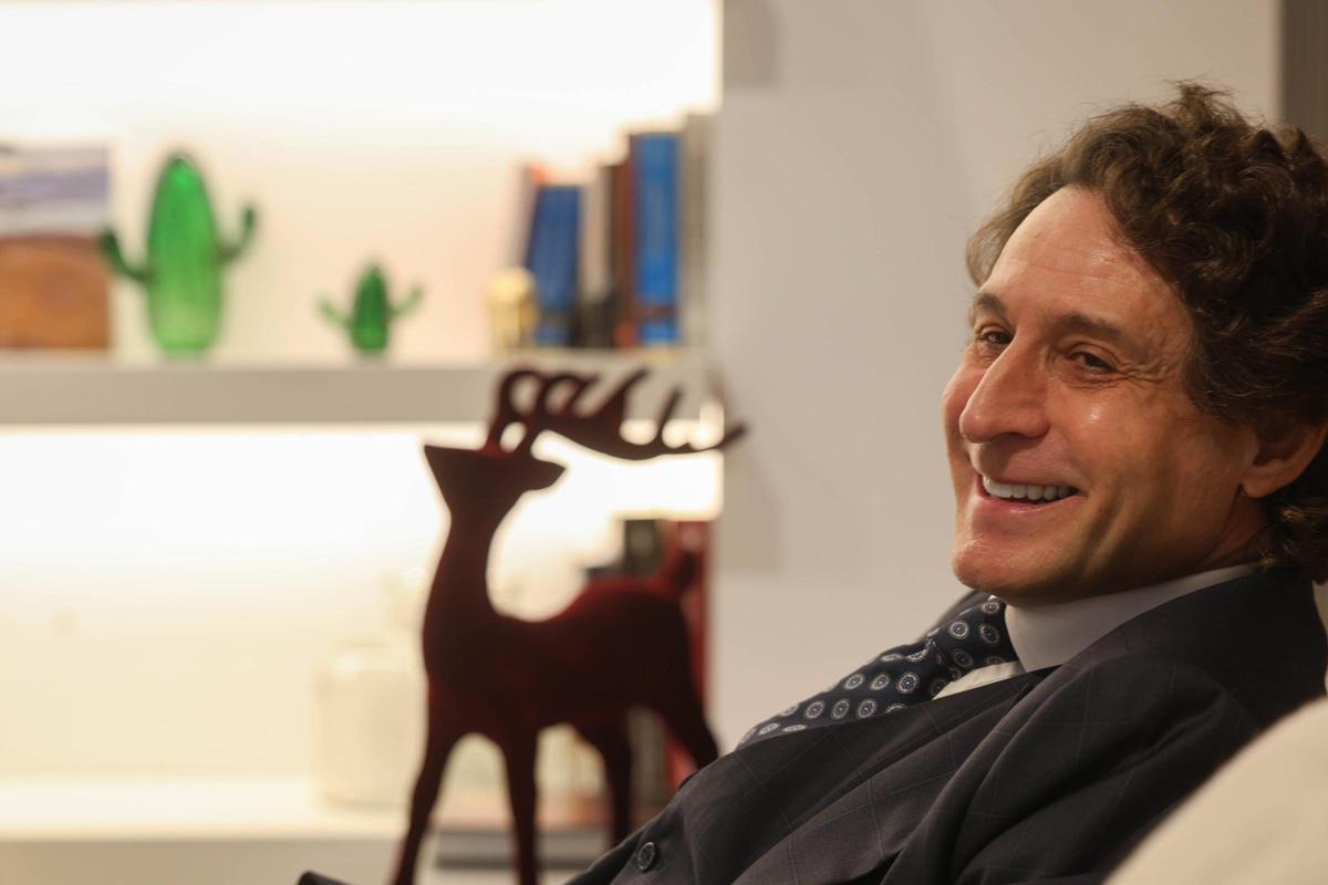 El fundador del IVI, José Remohí, en su despacho de la plaza del Ayuntamiento