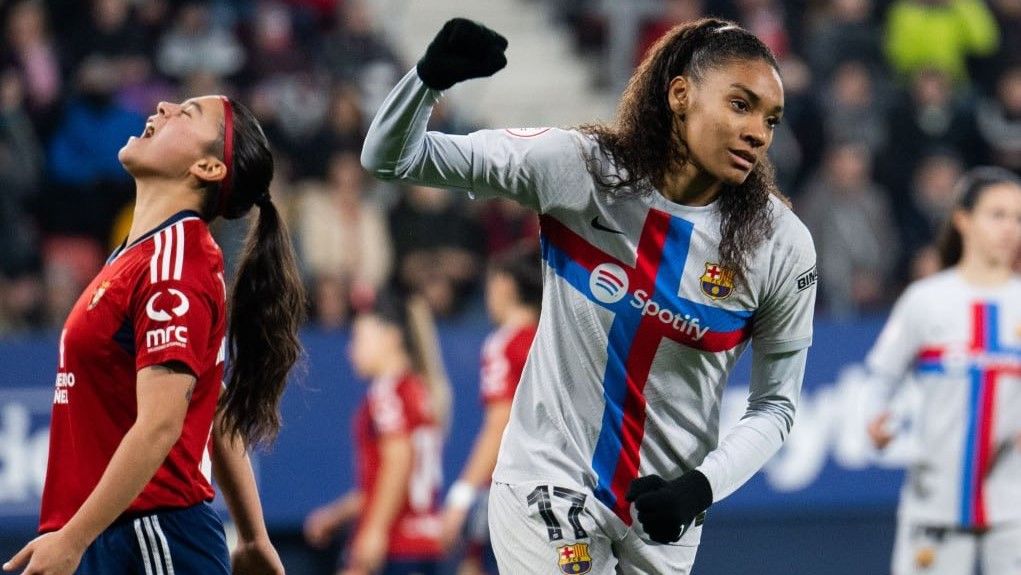 Salma Paralluelo celebra uno de sus goles junto a una jugadora de Osasuna.