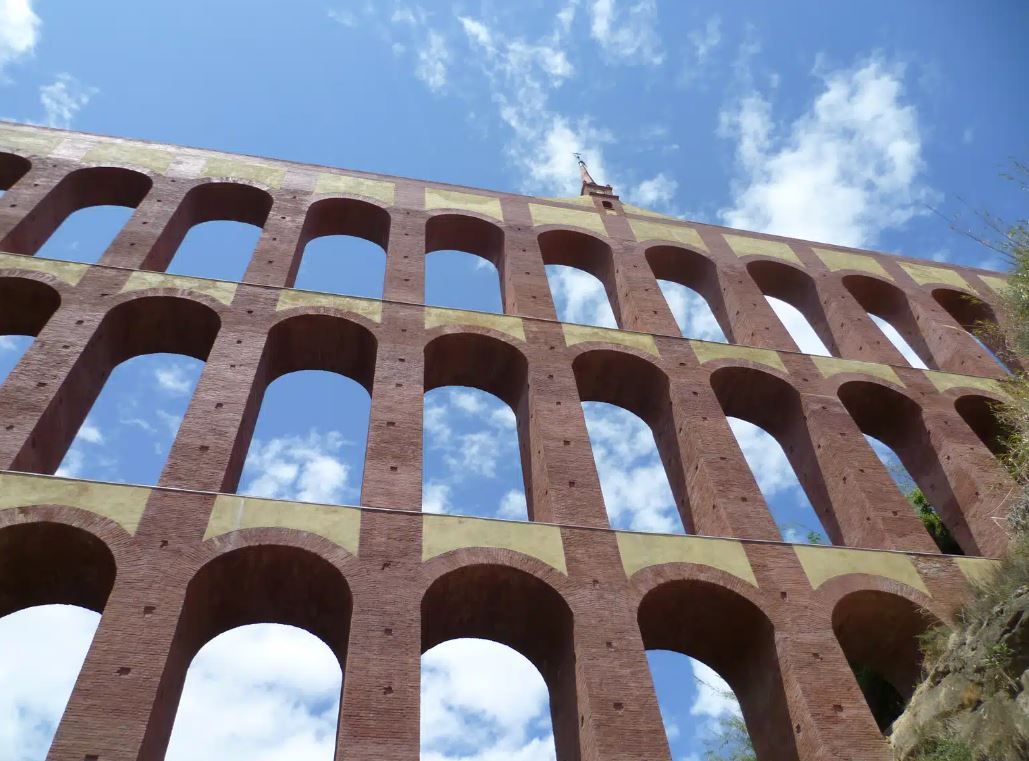 Todas las imágenes de este acueducto del siglo XIX que pocos conocen en Málaga y que es una joya de ingeniería