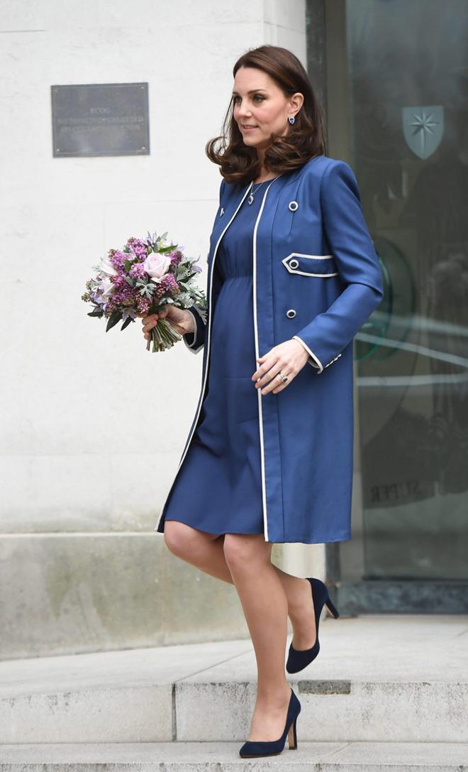Look de Kate Middleton con vestido y abrigo azul de Jenny Packham