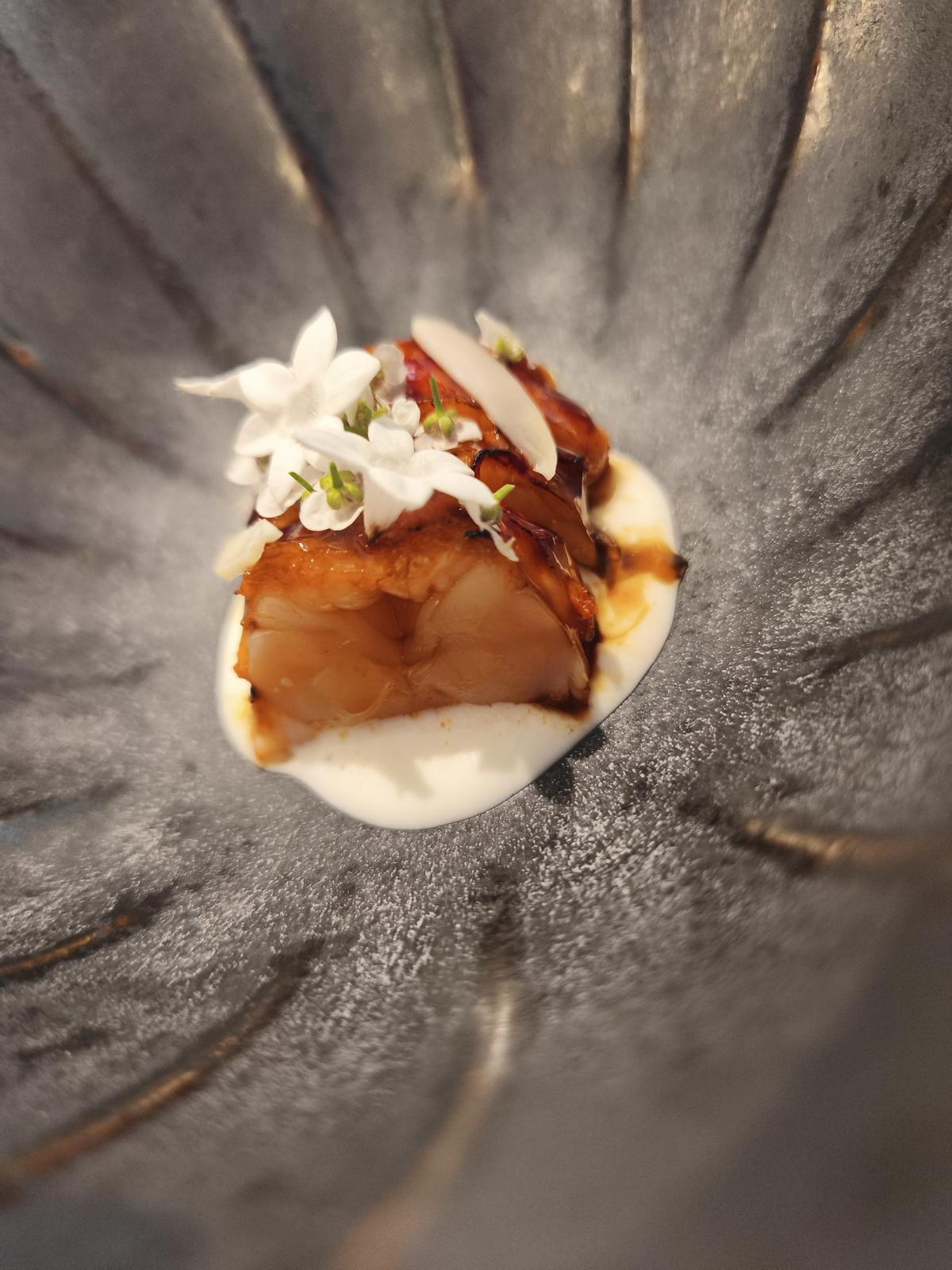 Bogavante, pimiento y ajo blanco.