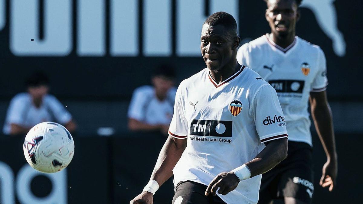 Saltan los jugadores al campo para el amistoso entre el Valencia CF y el Teruel