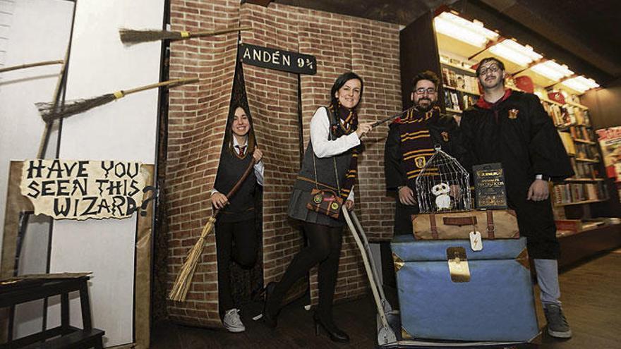 Los trabajadores de la librería Santos Ochoa, disfrazados de Harry Potter junto al decorado que han creado.