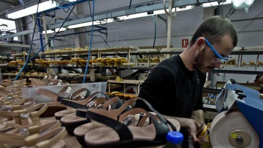 Un trabajador en una fábrica de calzado ubicada en un polígono industrial de Elche.