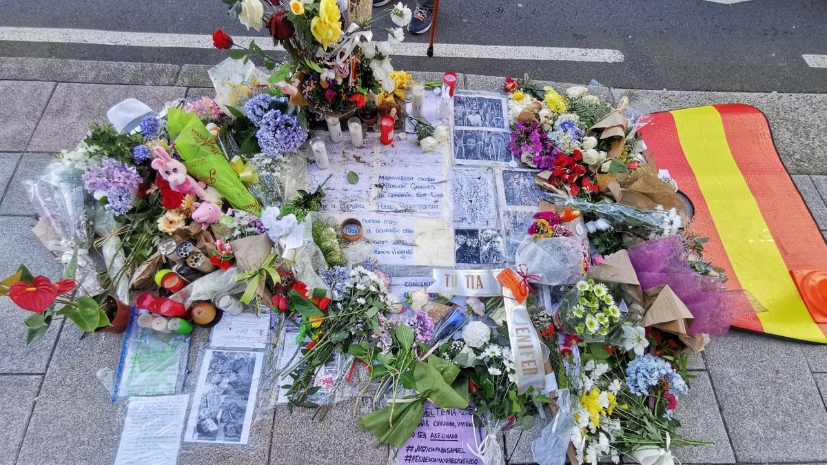 Flores, velas y mensajes llenan el lugar donde se produjo la agresión mortal.