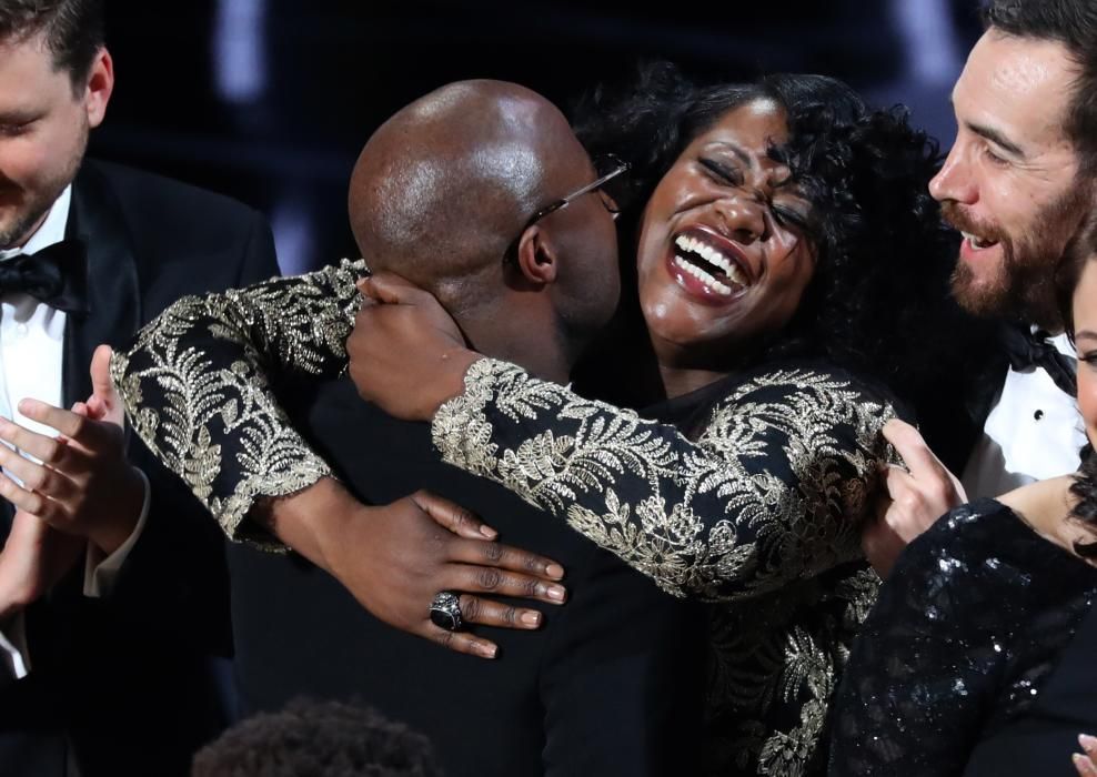 Barry Jenkins abraza Joi McMillon al celebrar el Oscar a la Mejor película de 'Moonlight'.