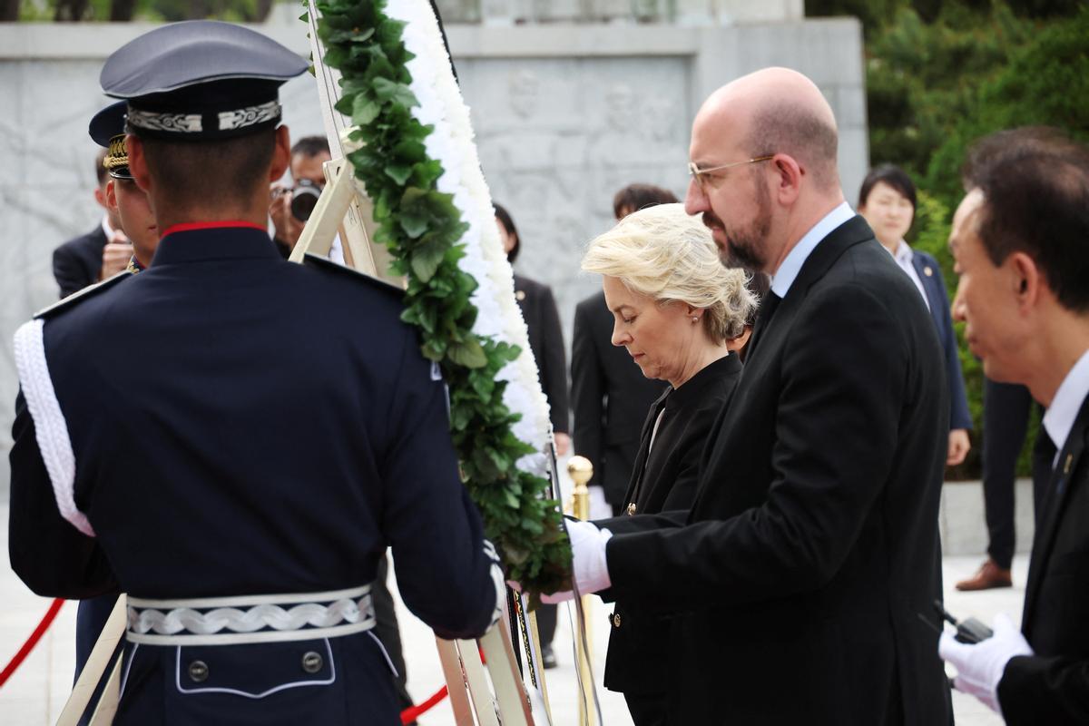 Von der Leyen y Michel visitan el Cementerio Nacional de Corea