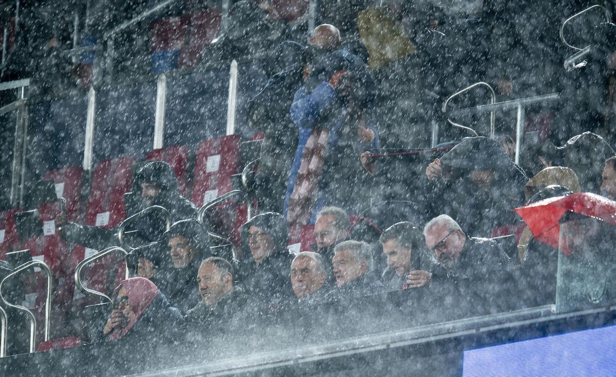 Barcelona. 25.01.2026. Deportes. Algunos invitados al palco del Camp Nou abandonan sus asientos cuando empieza a caer granizo mientras los directivos de ambos equipos, Joan Laporta, Rafa Yuste y Elena Fort entre ellos, aguantan el tipo en un palco descubierto por las obras durante el partido de liga entre el FC Barcelona y el Real Oviedo en el Camp Nou. Fotografía de Jordi Cotrina