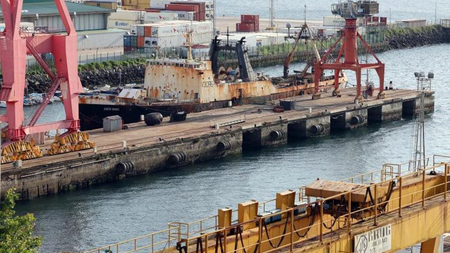 El pesquero “Santa Isabel”,en el muelle de San Enrique.