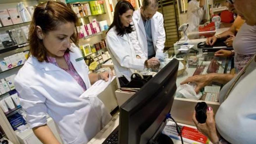 Dispensación de medicinas en una farmacia de Alicante, en imagen de archivo.