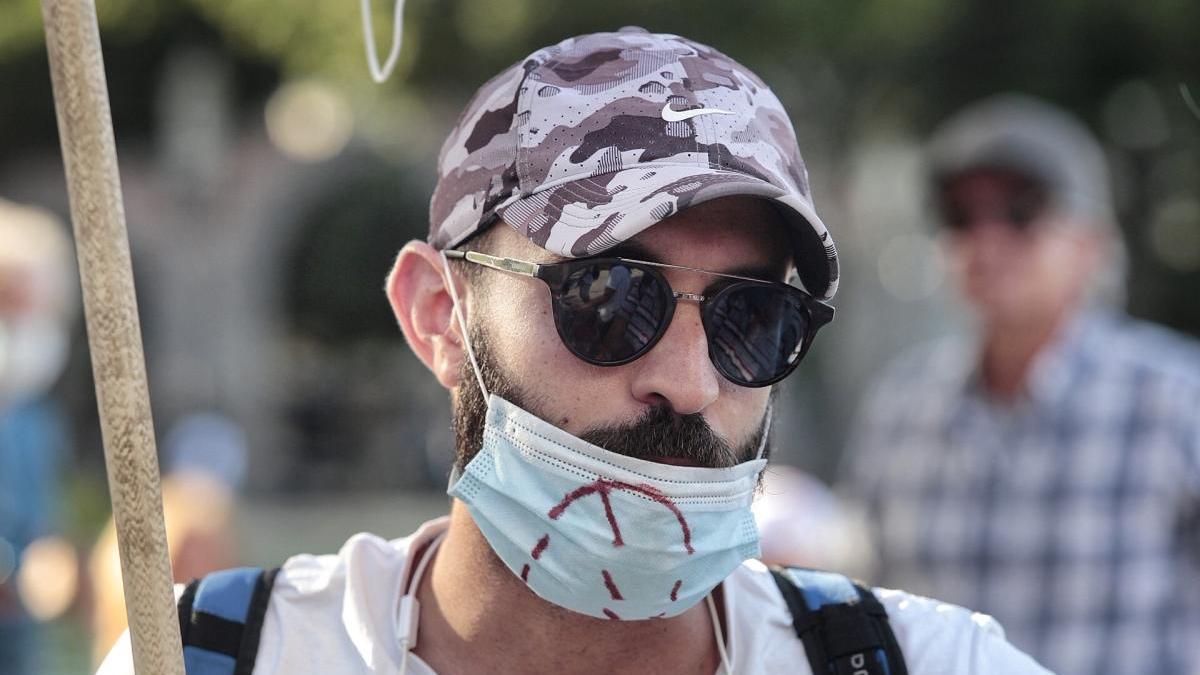 Un joven, en la manifestación en contra de las mascarillas.