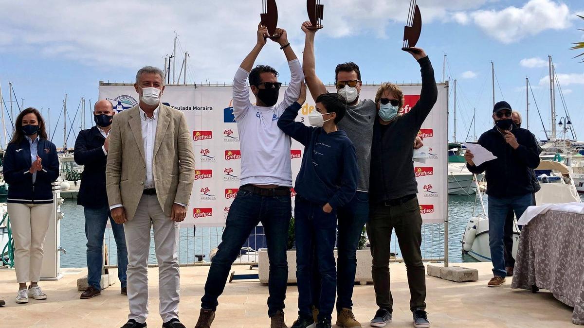 El &#039;Tentontú&#039; de José Luis Ortín, recibiendo el trofeo