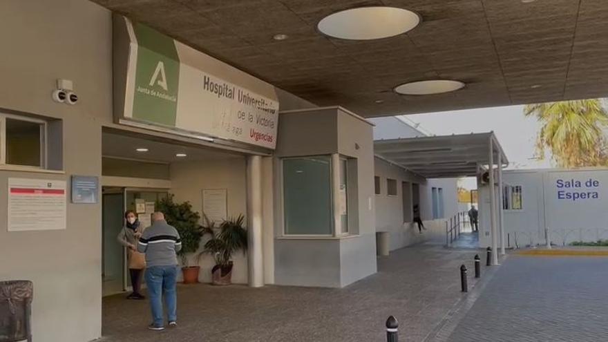 Puerta de Urgencias del Hospital Clínico Virgen de la Victoria de Málaga y al fondo la sala de espera