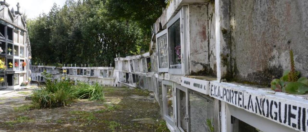 Estado en el que se encuentran los nichos que hacen de muro perimetral del camposanto, muy desplazados. | GONZALO NÚÑEZ