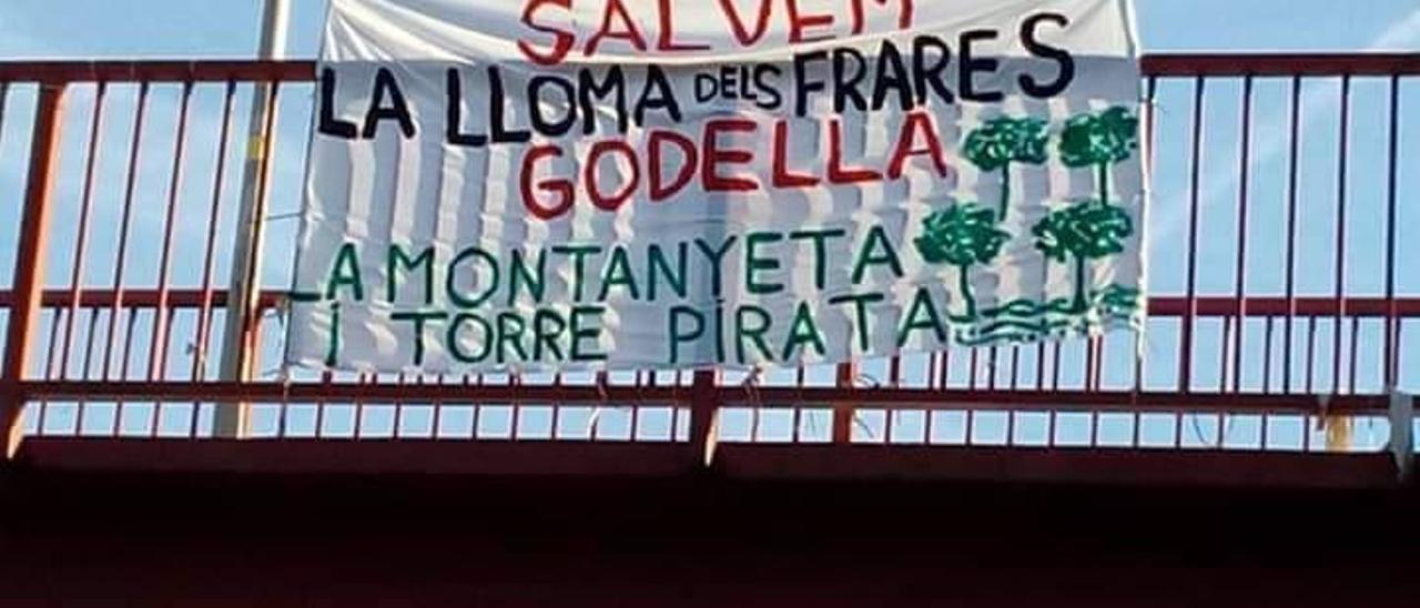 Pancarta en un puente de Godella contra la actuación urbanística