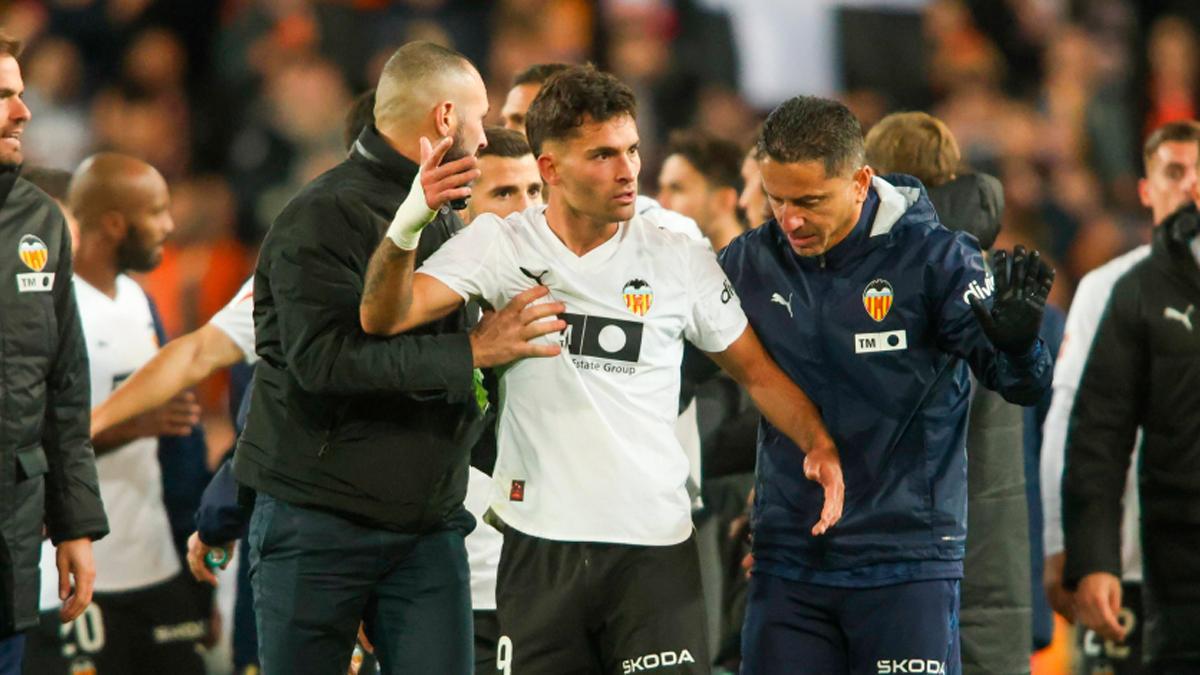 Hugo Duro, retirado por el staff tras el Derbi