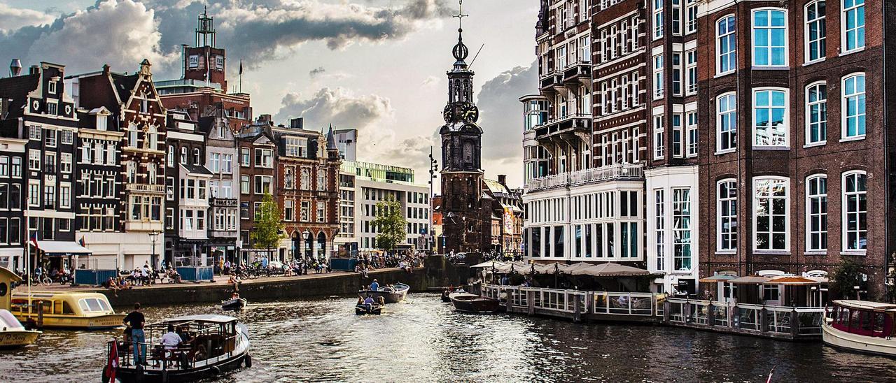 Vista parcial do centro histórico de Amsterdam (Países Baixos).