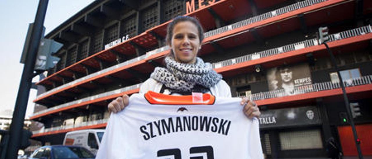 La argentina Marian Szymanowski posa en Mestalla con la camiseta del Valencia.