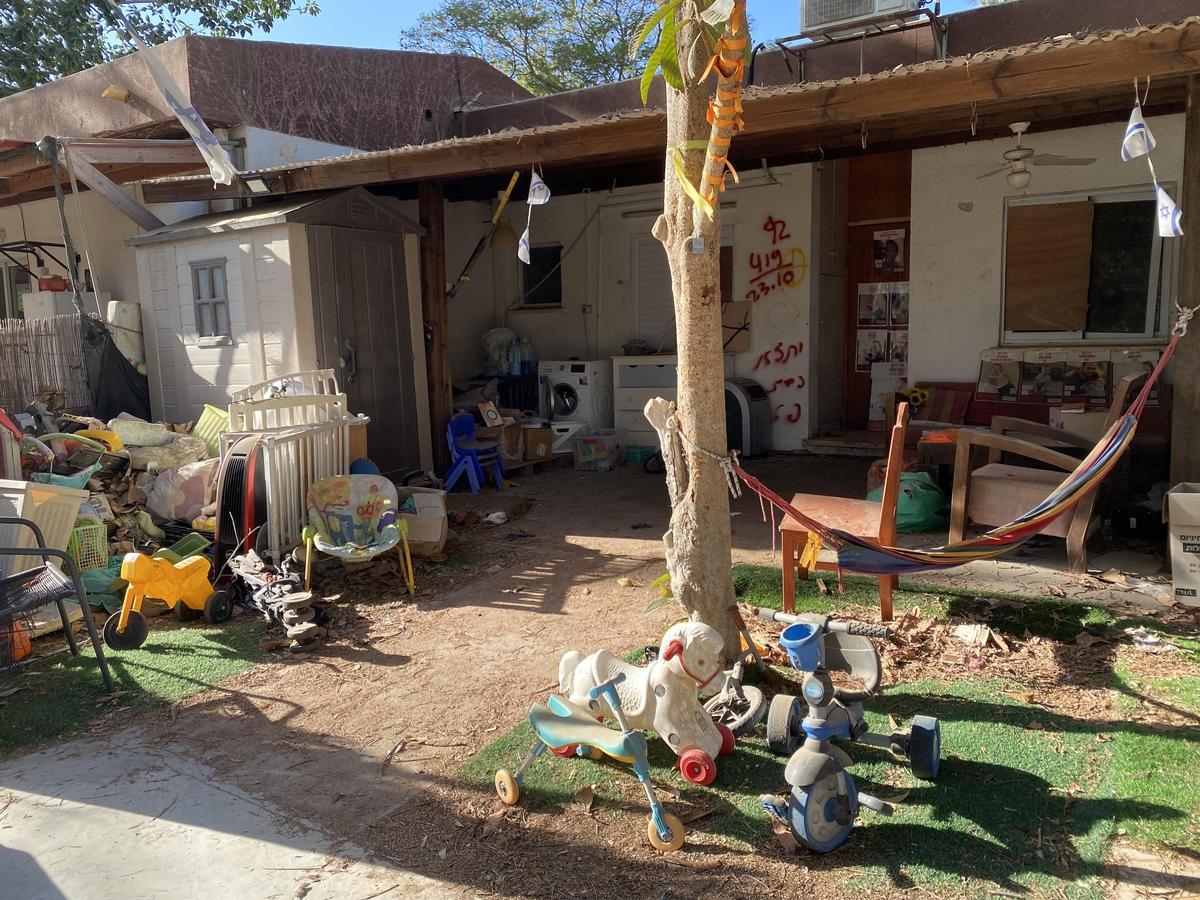 La entrada de la familia Bibas, todos ellos secuestrados por Hamás, en el kibutz de Nir Oz.