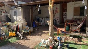 La entrada de la familia Bibas, todos ellos secuestrados por Hamás, en el kibutz de Nir Oz.