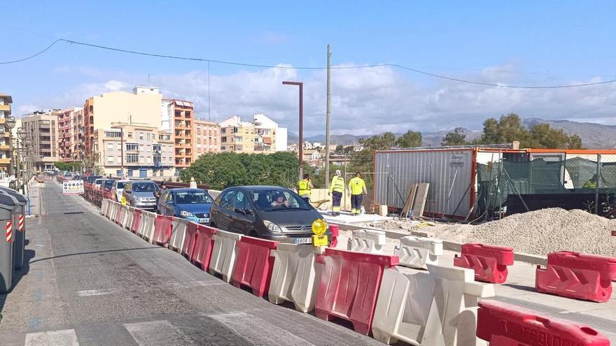 Las obras del puente sobre el río  Amadorio de La Vila oblig