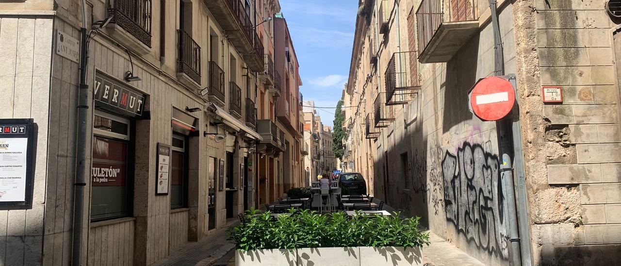 La terrassa que impedeix el pas al carrer Sant Josep, amb permís des del 2018.