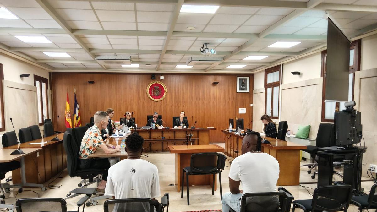 Los dos condenados, ayer en la Audiencia Provincial de Palma.