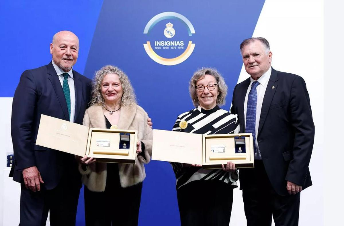 El Real Madrid entrega las insignias de oro y brillantes y de oro.