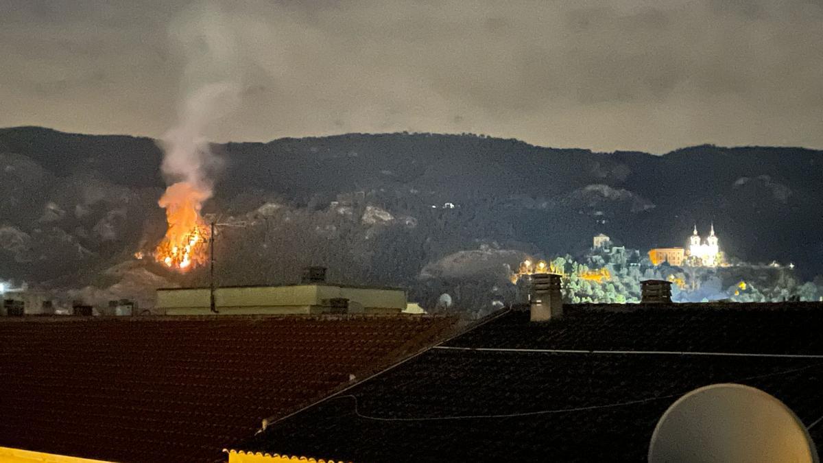 Las llamas, próximas a la Fuensanta, se ven desde distintos puntos de la ciudad