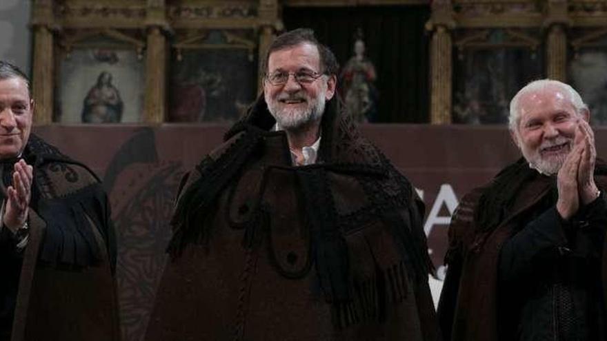 El presidente del Gobierno, Mariano Rajoy, sonríe ataviado con la capa alistana de honras junto a Javier Faúndez y Félix Marbán.