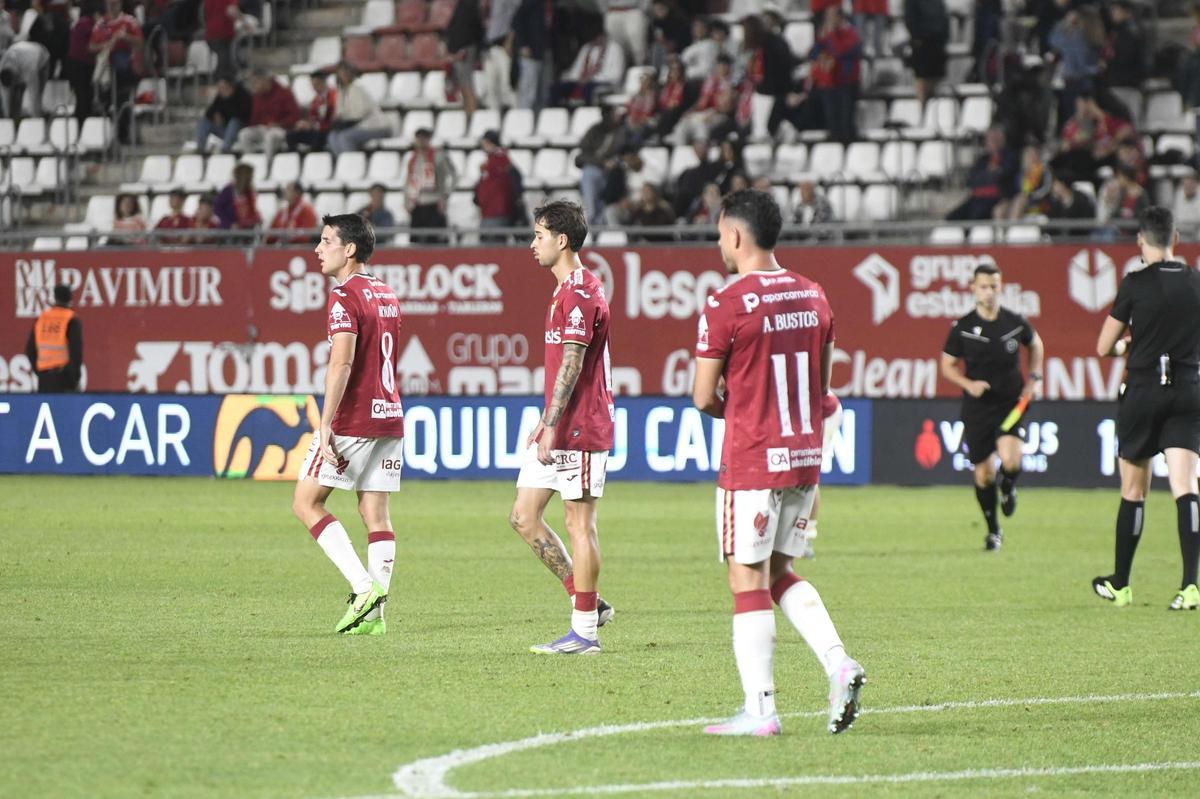 Los jugadores del Real Murcia se lamentan tras la derrota ante el Antequera el pasado viernes en Nueva Condomina.