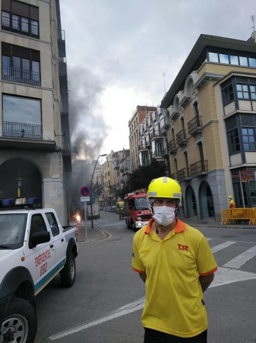 Espectecs, guspires i molt de fum en l'incendi d'una línia elèctrica al centre de Girona