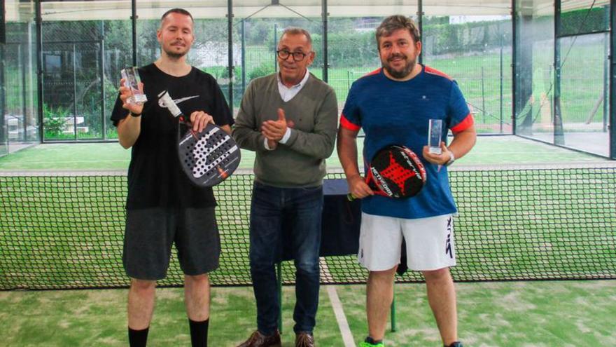 El alcalde, en el centro, con los ganadores de la liga de pádel. |