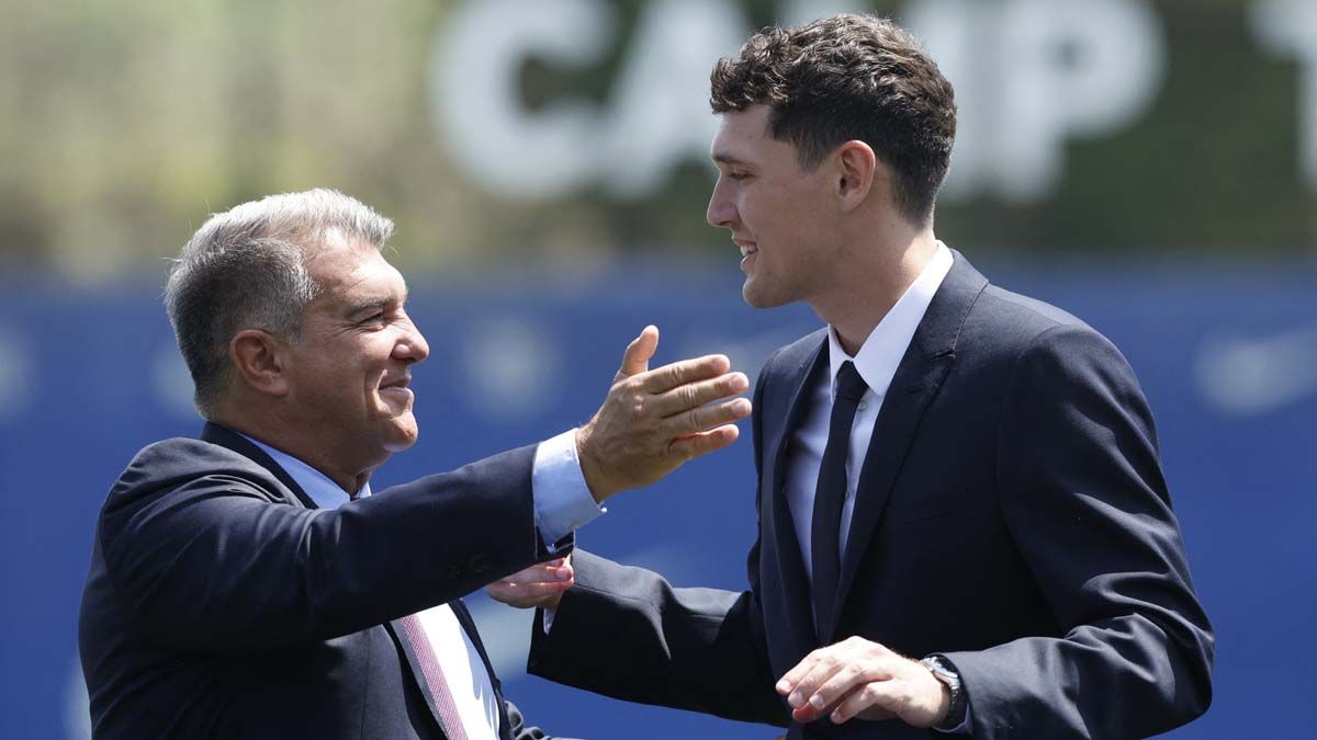 El presidente del FC Barcelona, Joan Laporta, y el nuevo jugador Andreas Christensen durante la presentación.