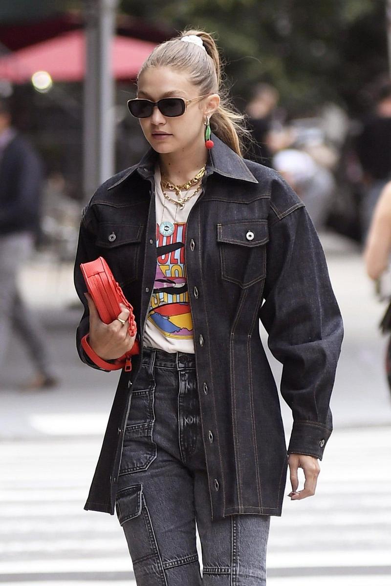 (SPLASH) GIGI HADID APUESTA POR UN LOOK DENIM