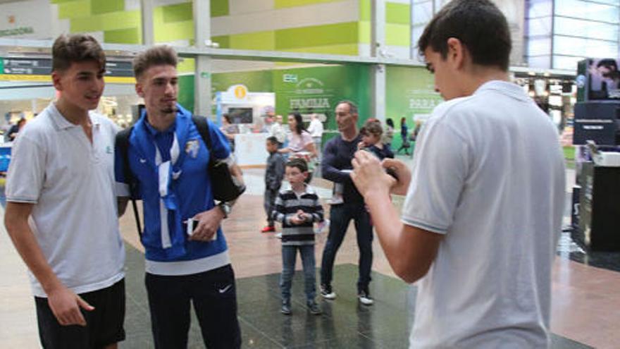 Samu Castillejo se fotografía con unos aficionados antes de partir a Madrid.