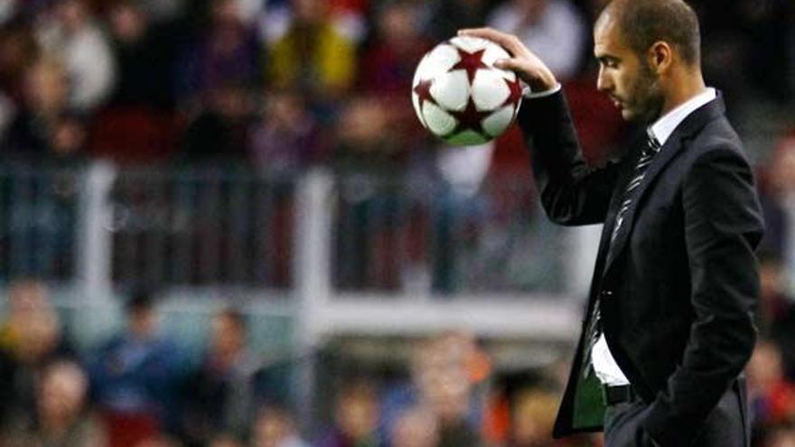 Guardiola, pensativo, durante el partido contra el Rubin Kazan