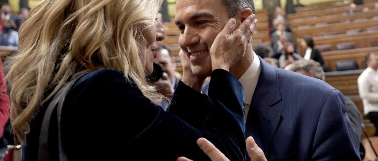 Yolanda Díaz felicita a Pedro Sánchez por su investidura, el jueves en el Congreso.