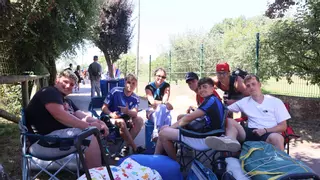 Domingo de peregrinación para los "boombis" acampados en Llanera después de cinco días bajo la lona
