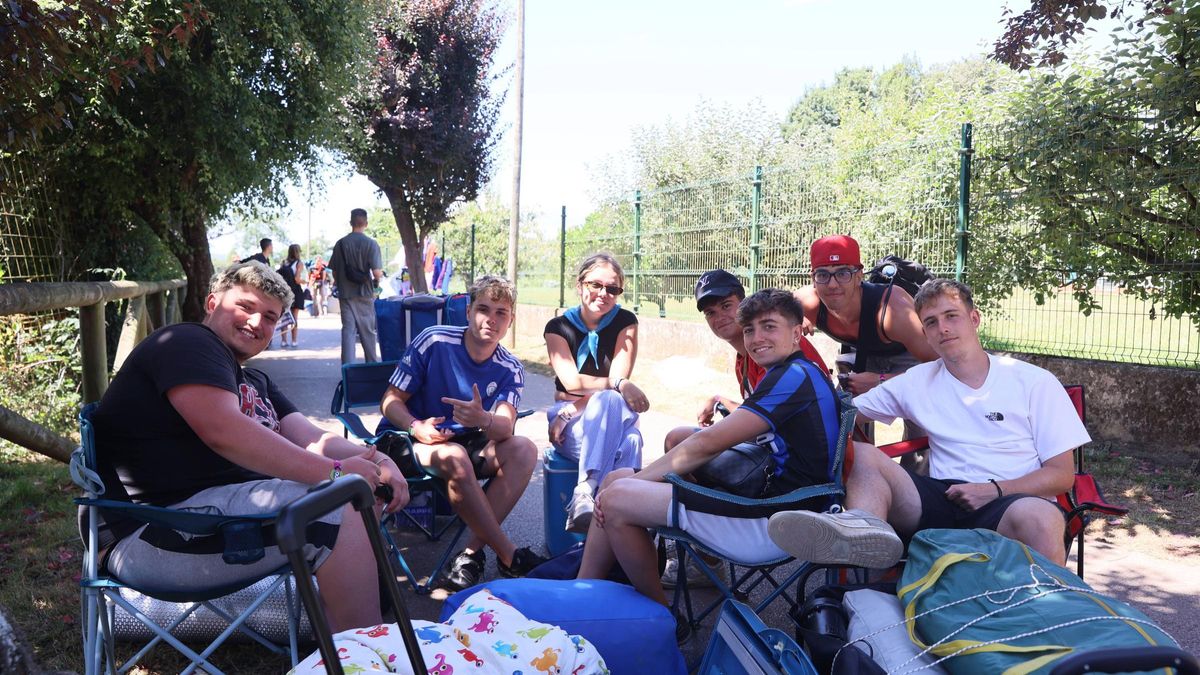 Domingo de peregrinación para los "boombis" acampados en Llanera: "Es una experiencia guay pero hay cosas que se hacen muy duras"