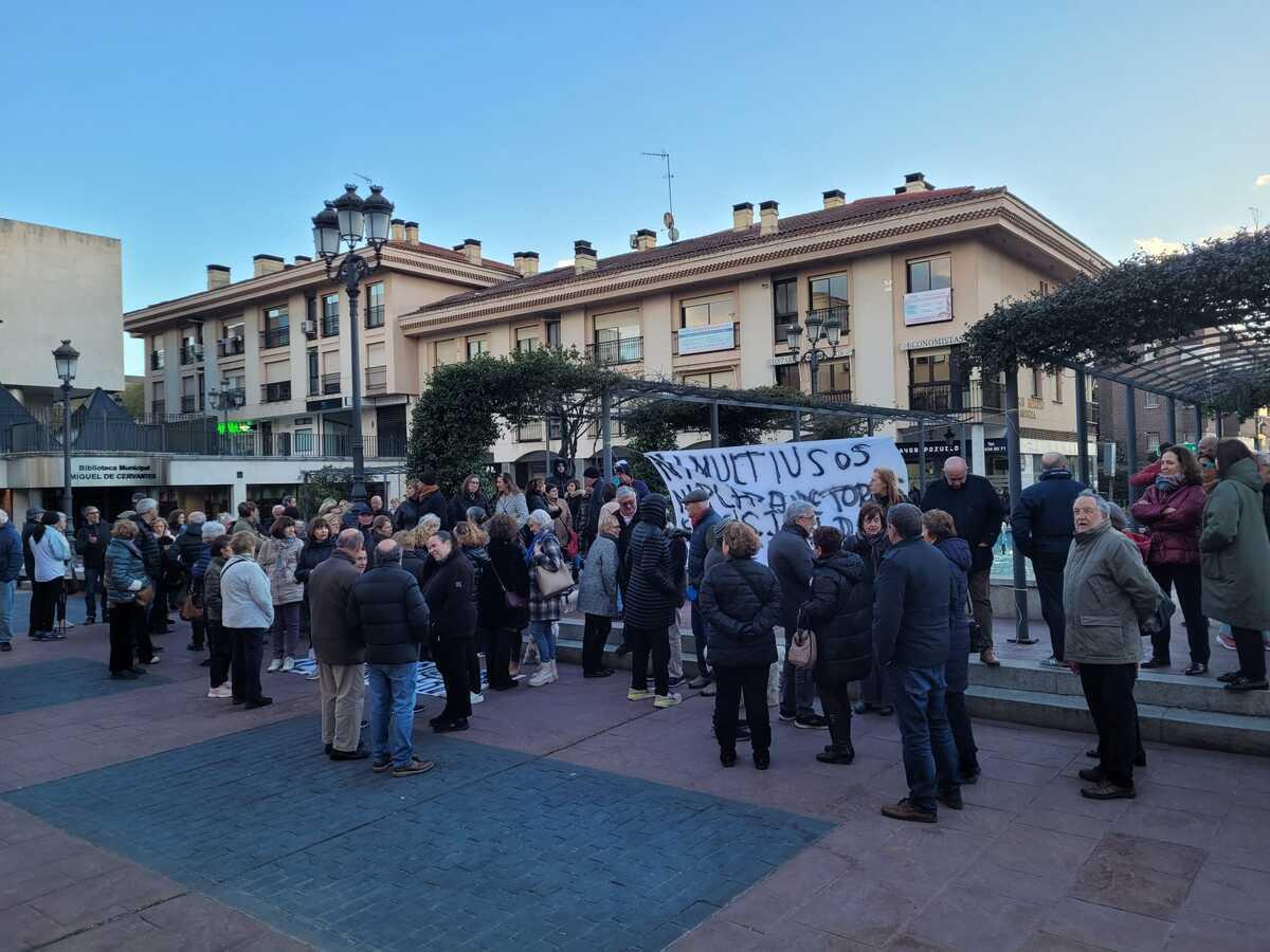 Protesta de los vecinos contrarios a la construcción de la plaza de toros en Pozuelo de Alarcón