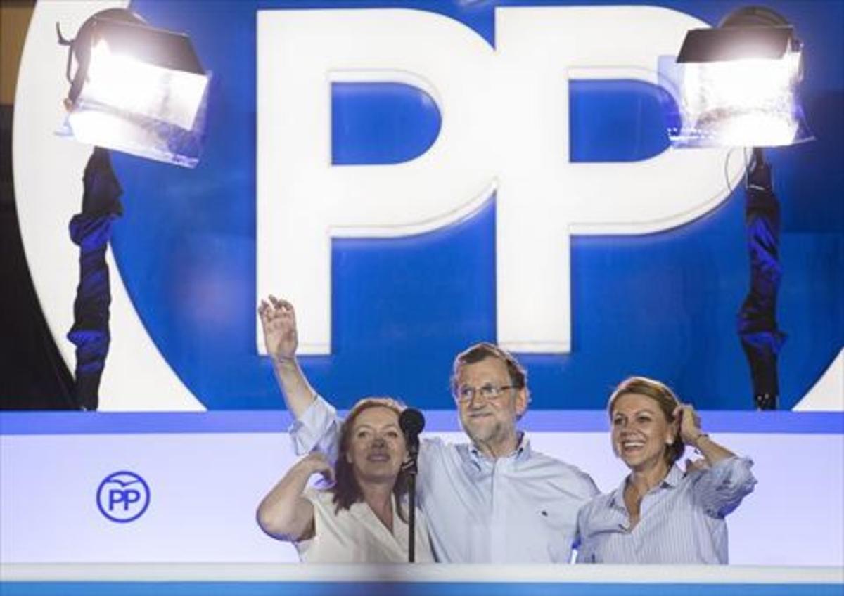 Mariano Rajoy junto a su esposa y Dolores de Cospedal, en el balcón de la sede del PP, el 26-J.