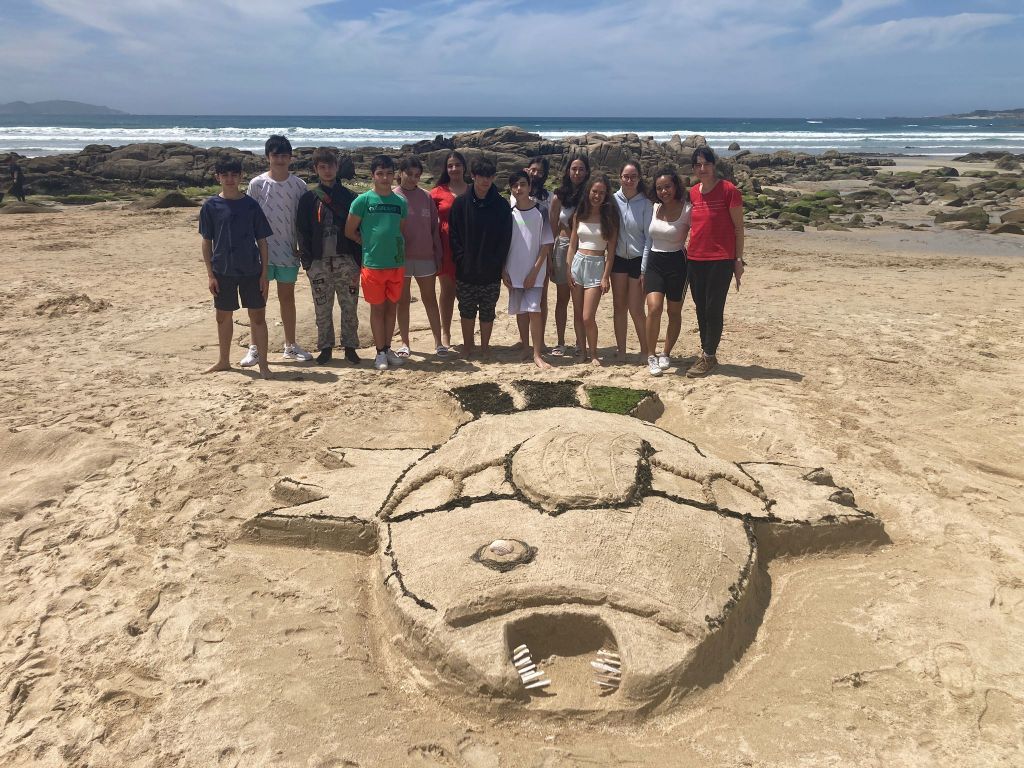 Alumnos durante la original clase de Dibujo impartida en A Lanzada.