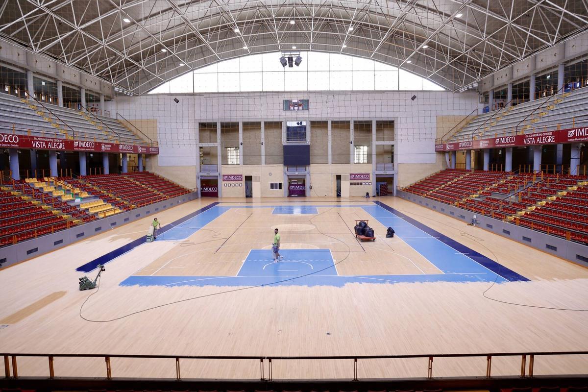 Córdoba. Palacio de Deportes Vista Alegre. Lijando el parque de la pista central